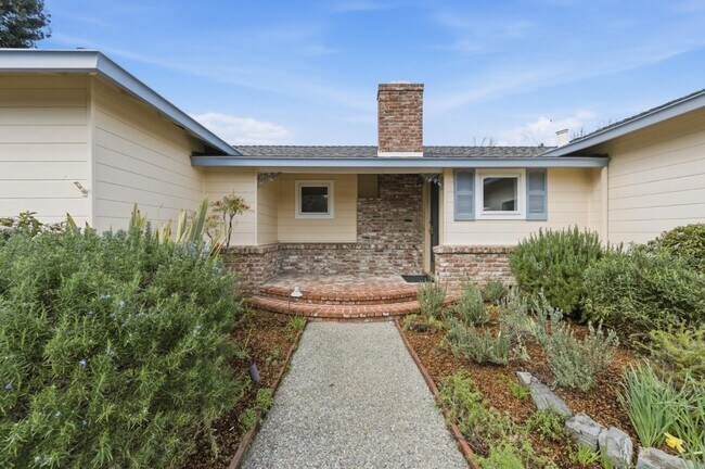 Building Photo - 8 Patricia Pl