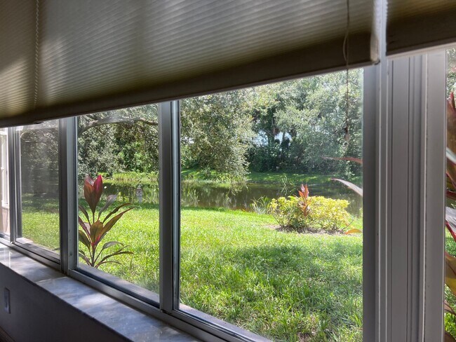 Building Photo - Fabulous 2BD/2BA/2CG- Available ANNUALLY at $2,200/mo OR SEASONALLY at $4,200/mo