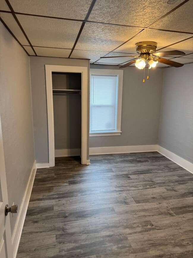 Building Photo - 2nd floor 2 bedroom 1 bath unit