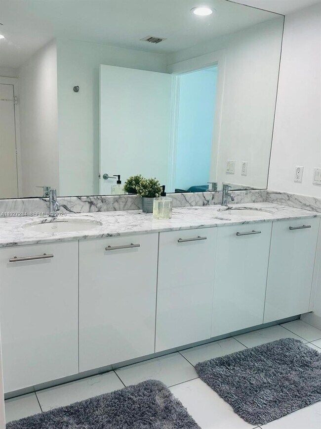 Building Photo - 500 Brickell Ave