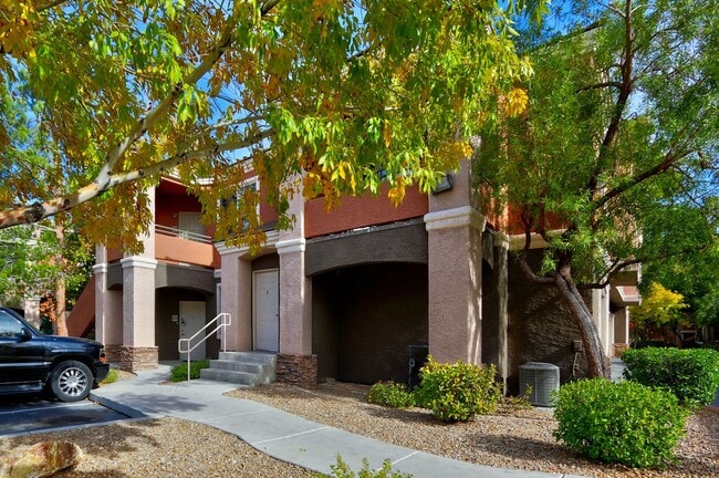 Building Photo - FANTASTIC HIGHLY UPGRADED UNIT FACING THE PARK AND POOL.