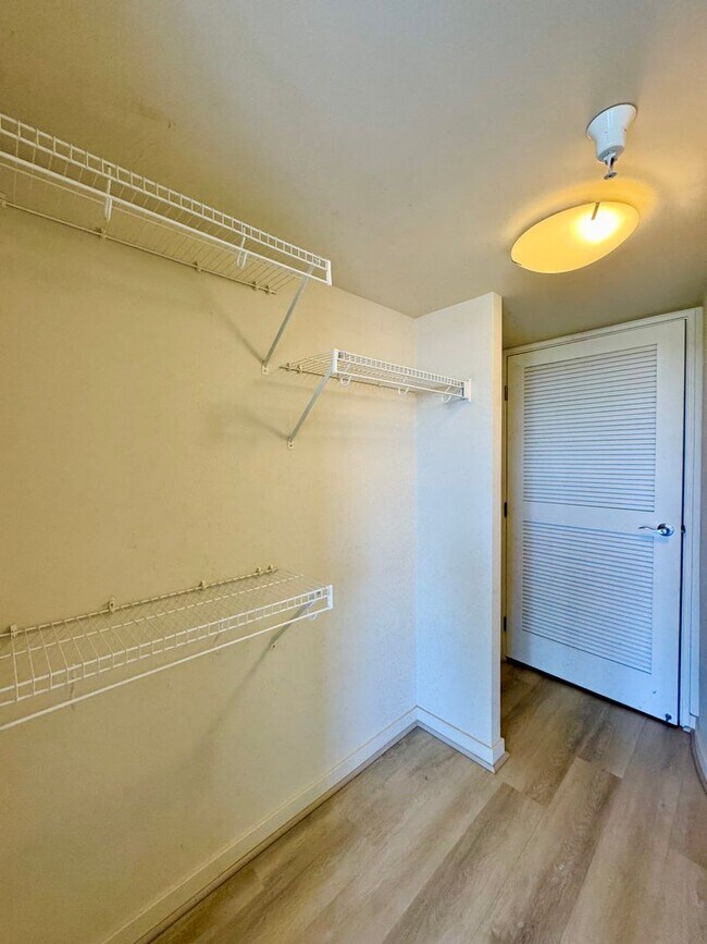 Building Photo - 1 bedroom in MOANA PACIFIC!