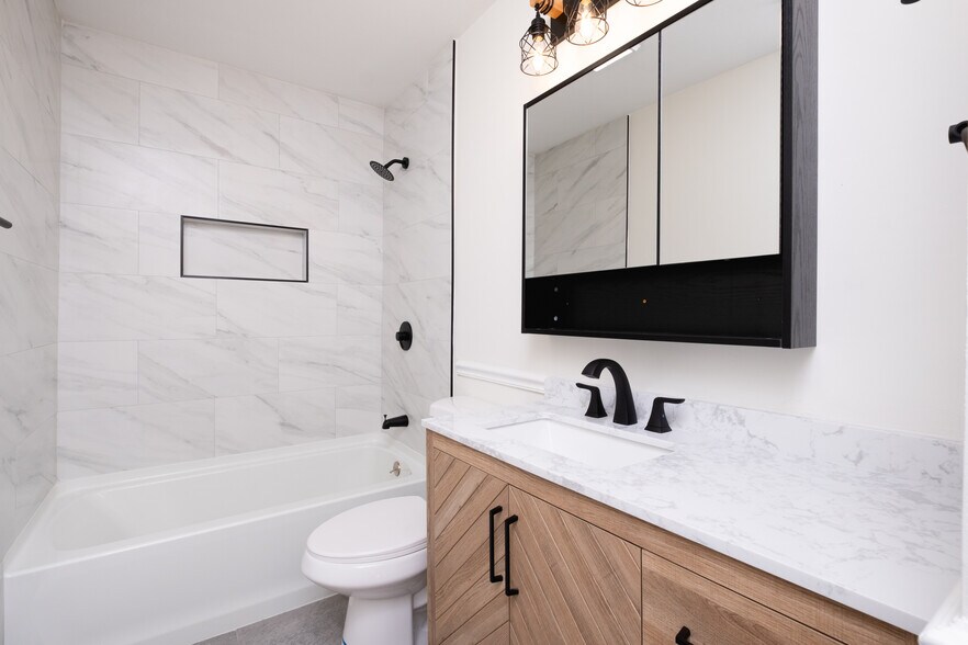 Building Photo - 55 Oak Forest Loop