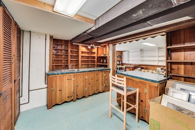 Building Photo - Spacious 3BR/2BA Rambler with Heated Sun-room and Slate Patio!