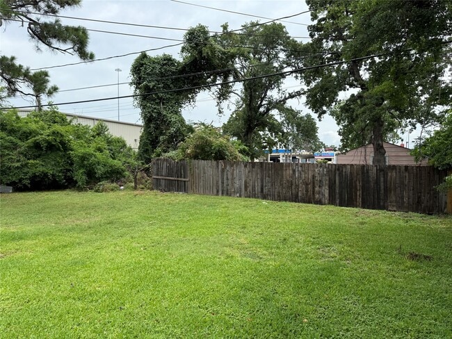 Building Photo - 723-727 W 27th St