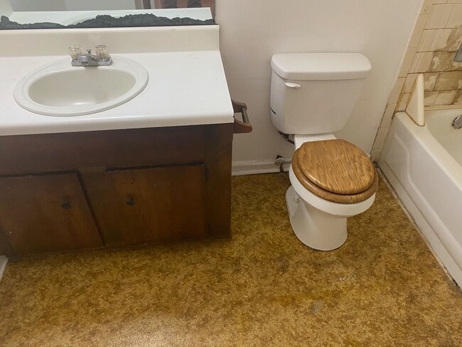 Building Photo - Cozy 2-Bedroom Townhome: Affordable Comfor...