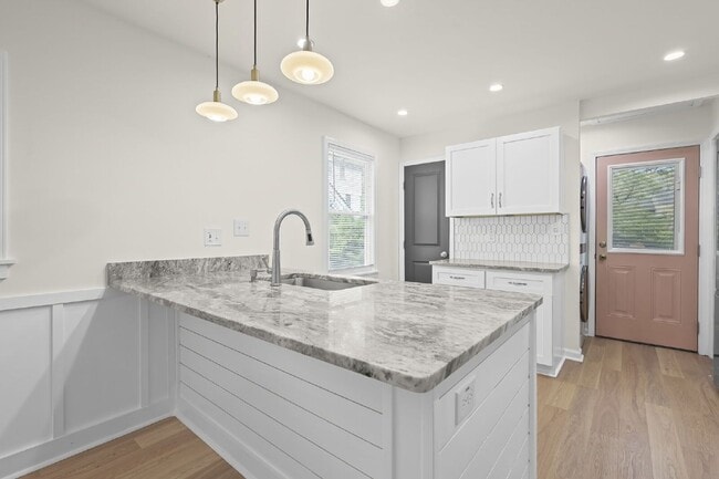 Building Photo - 441 Oak Dr