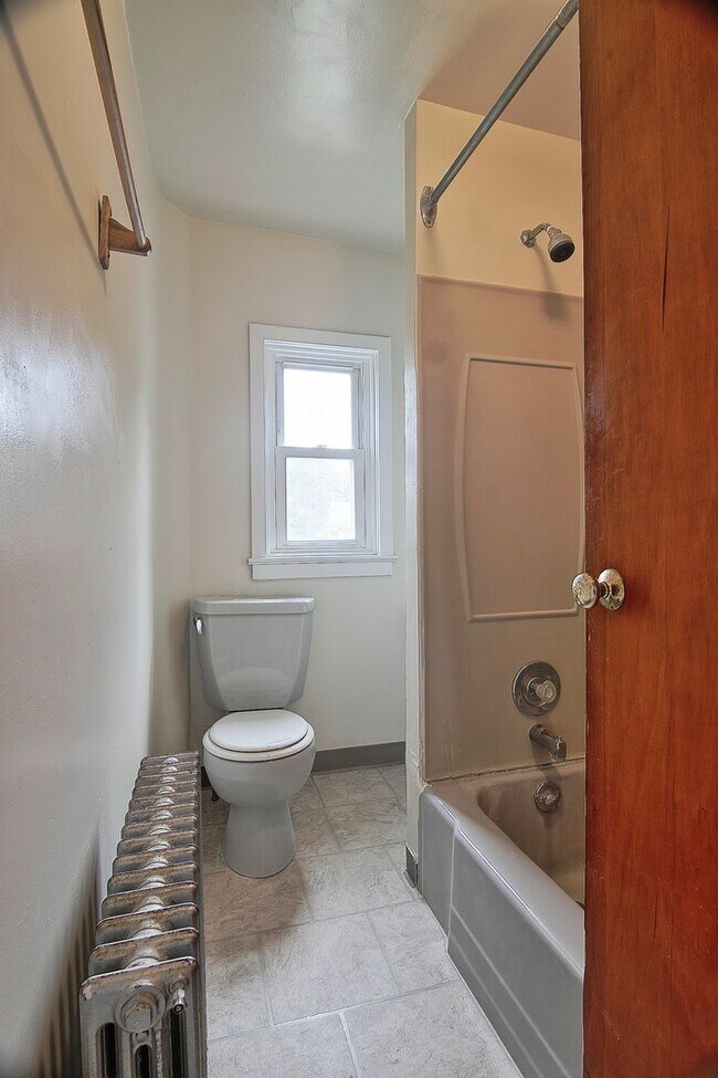 Building Photo - Spacious 4/5 Bedroom Home for Rent - Available Now!