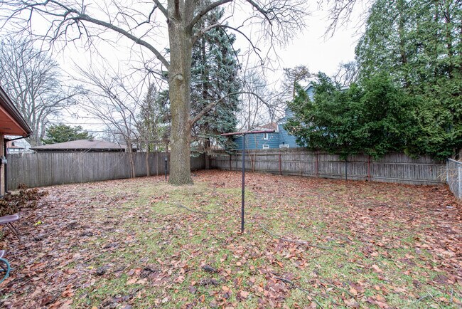 Building Photo - 1023 Hickory St