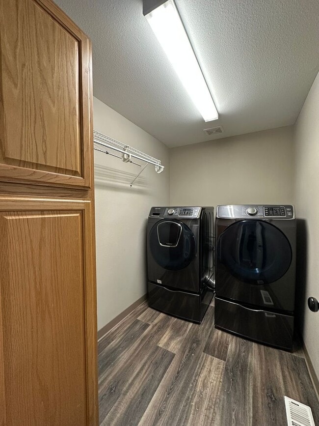 Building Photo - 4 bedroom, 2288sf home. Close to Nike, Int...