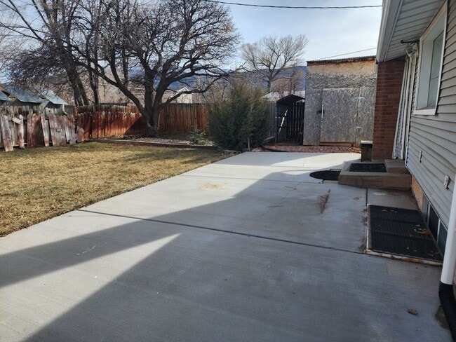 Building Photo - Close to schools and shopping