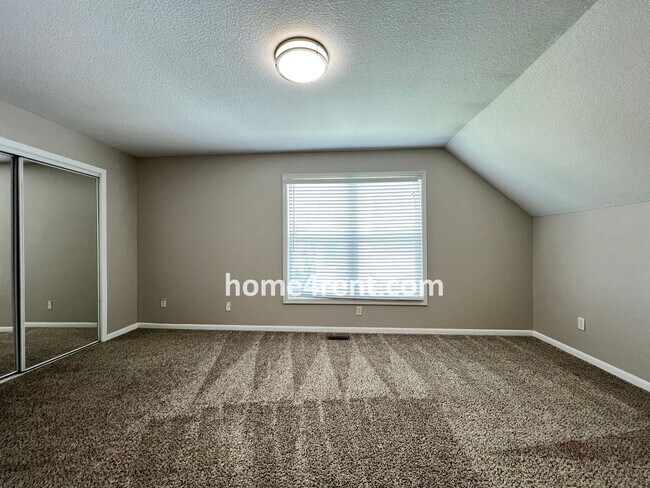 Building Photo - Wonderful Northland Home w/ Hardwood Floors and Plenty of Space!!