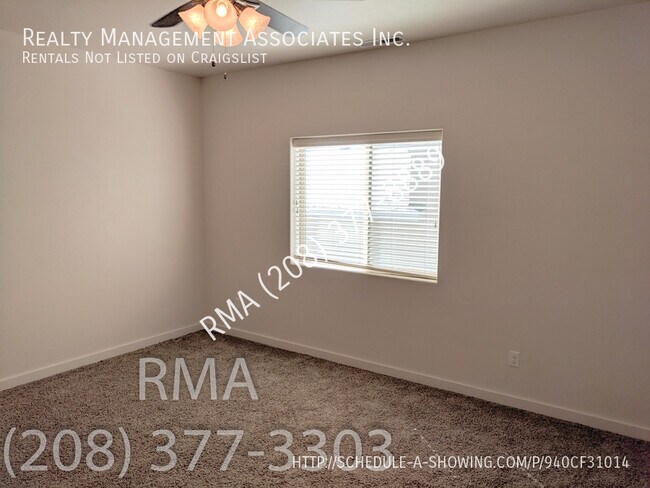Building Photo - Gorgeous Townhouse Located in Meridian Nea...