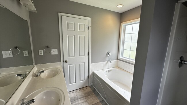 Building Photo - 3541 Sandpiper Dr