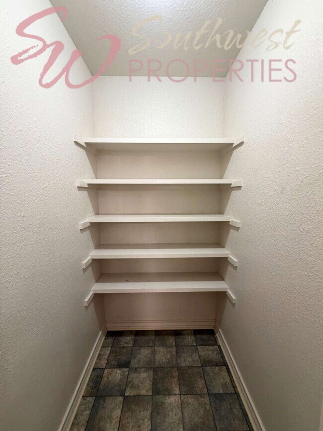 Building Photo - 2 bedroom 2 bath well maintained home close to city park!