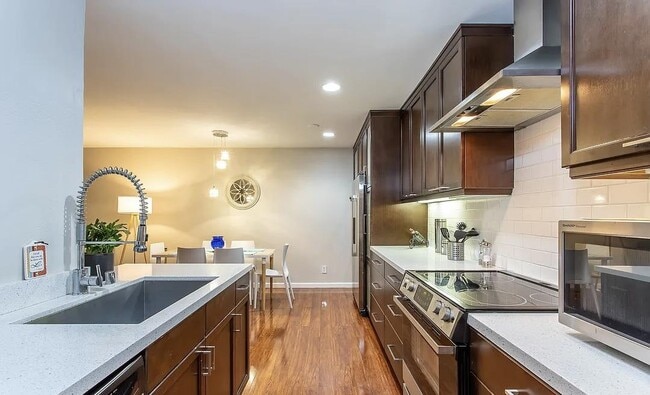 Building Photo - 8530 Holloway Dr