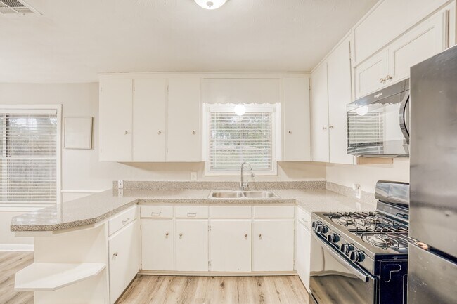 Building Photo - 1610 13th Ave N