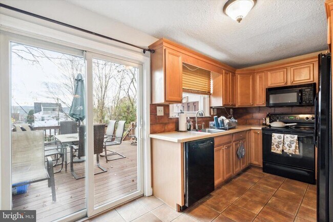 Building Photo - 327 E 9th Ave