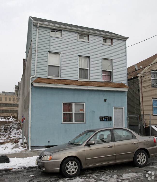Primary Photo - 107 Mill St