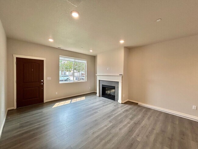 Building Photo - Stunning 2 Bed, 2.5 Bath Craftsman Townhome with Community Amenities!