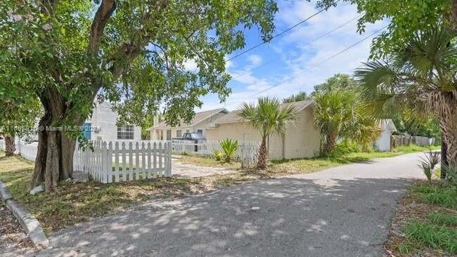 Building Photo - 646 33rd St