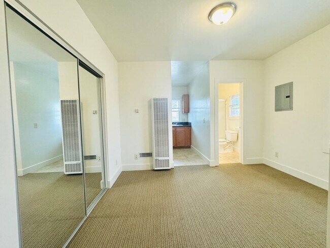 Building Photo - STUDIO RIGHT OUTSIDE OF DOWNTOWN! $1,495/m...