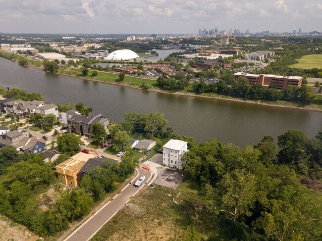 Building Photo - Great modern HPR with garage and view of the river!