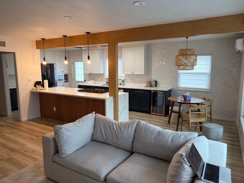 Building Photo - 740 Chesham Ave