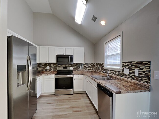 Building Photo - 2300 Saluda Dr