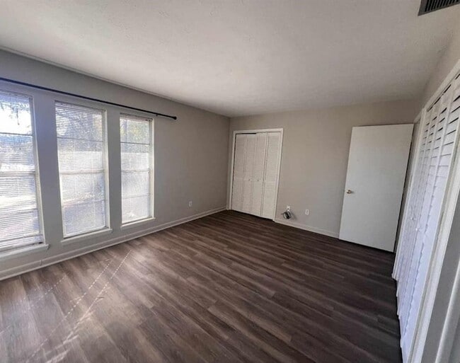 Building Photo - 214 Westwood Dr