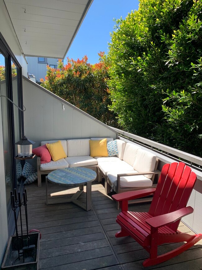 Building Photo - 1755 Filbert Street, Unit 1D