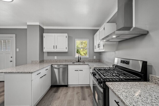Building Photo - Gorgeous 2 bedroom home in West Mifflin available now!