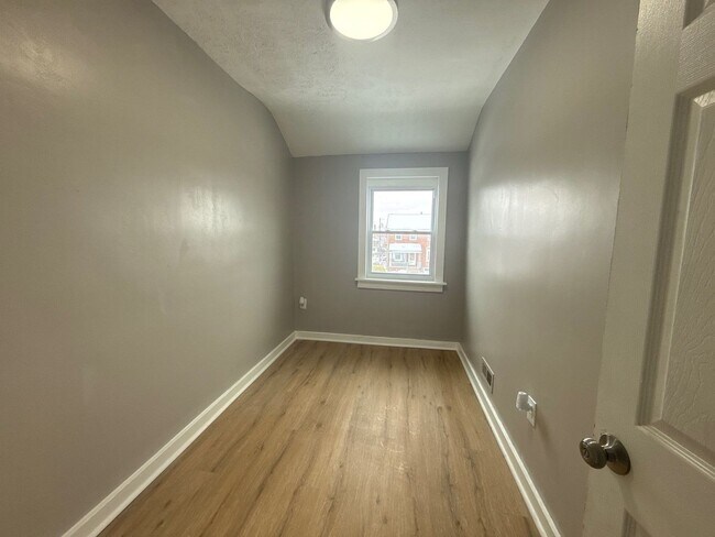 Building Photo - Charming 3-Bedroom Home with Fenced Yard & Private Parking