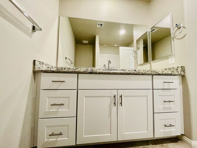 Building Photo - 4 Bd, 3 Bth, Newer Home, Granite Countertops and Entertainer’s Dream!