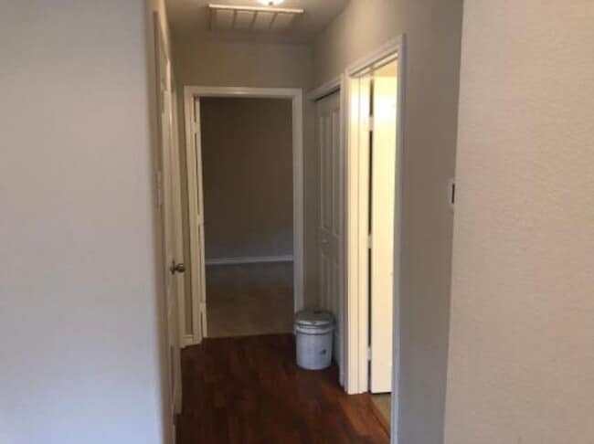 Building Photo - 2 Bedrooms / 1 Bathroom