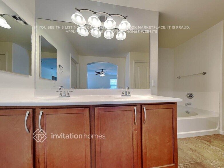 Building Photo - 1405 S Moccasin Trail
