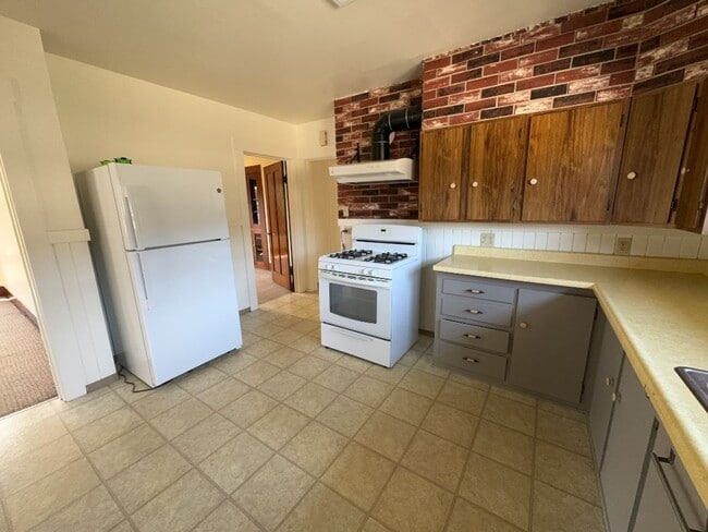 Building Photo - Spacious 3 Bed 1 Bath home located in Eureka