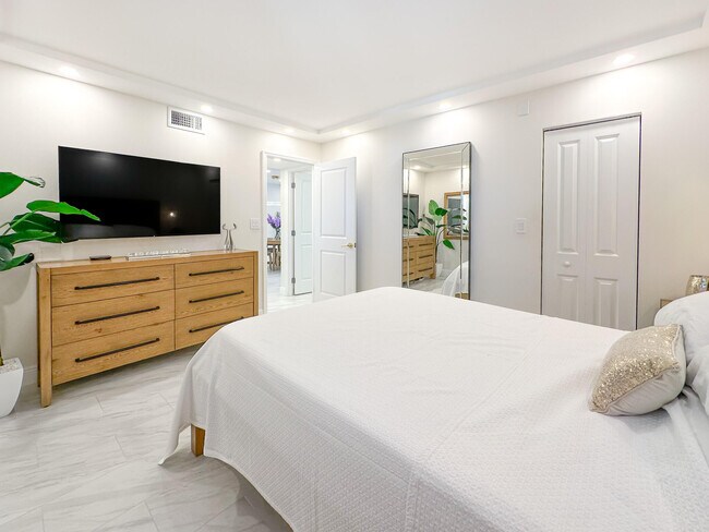 Building Photo - 4800 Bayview Dr