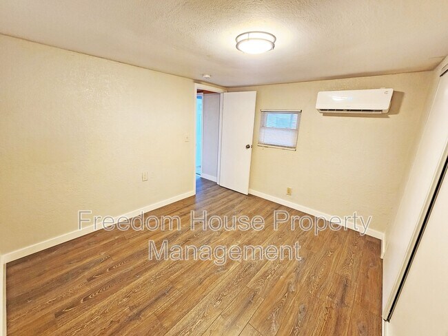 Building Photo - 2220 W Bell Vista Ave