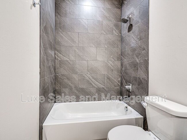 Building Photo - 612 W 2nd St