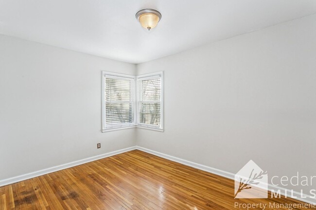 Building Photo - College Hill Gem!