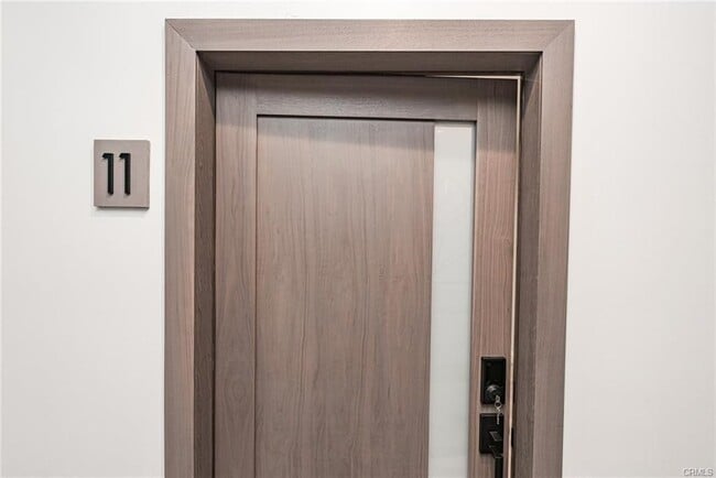 Building Photo - 305 Main St