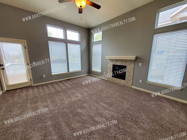 Building Photo - Beautiful and Spacious Olathe Townhome-Ava...