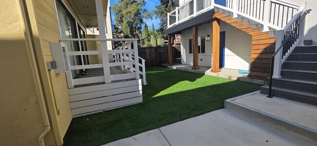 Building Photo - College Ave Apartment for Rent