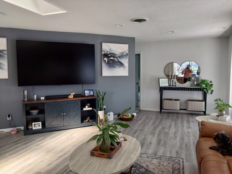 Building Photo - 755 SW Rustic Cir