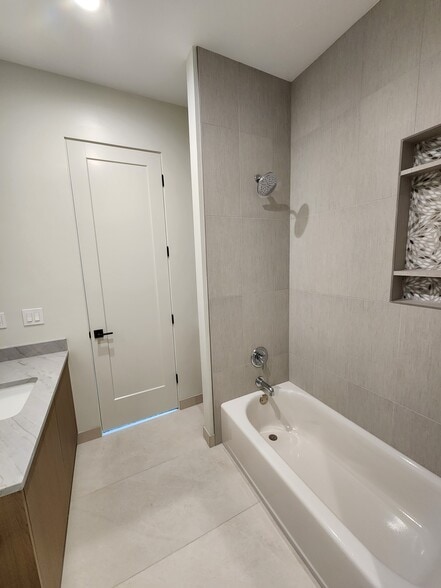 Building Photo - 550 E 4525 N