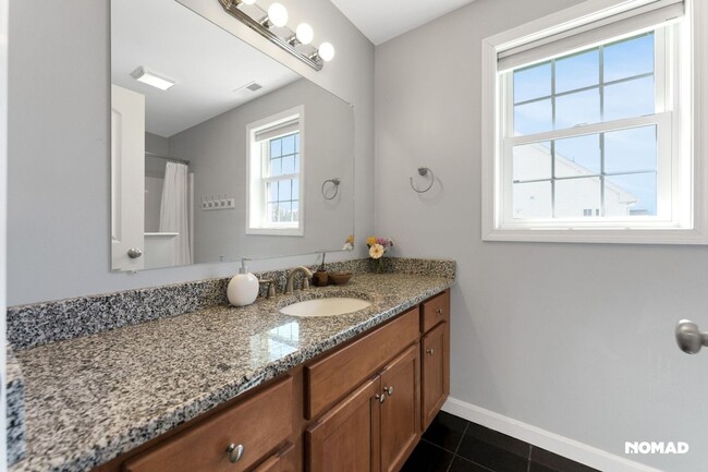 Building Photo - Spacious 4BR House in Hudson