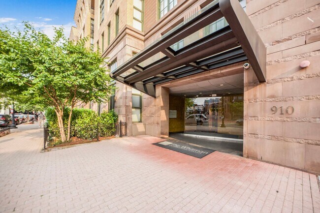 Building Photo - Available Now! High End 1 Bed/ 1 Bath in Amenity Rich Building