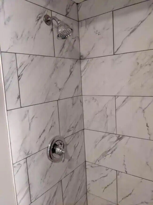 Building Photo - 6427 N Hermitage Ave