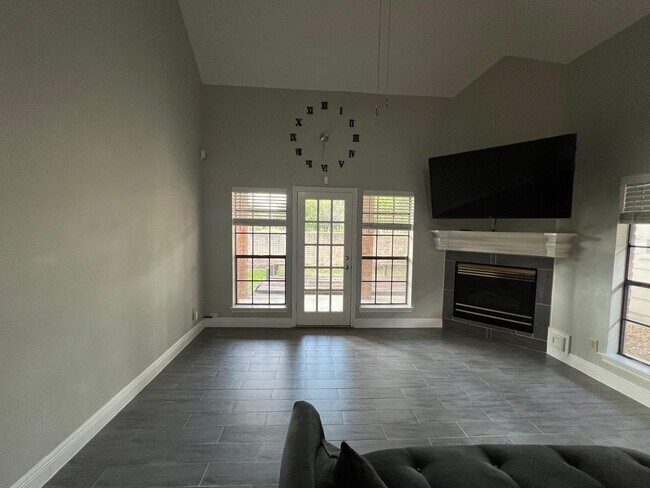 Building Photo - 6990 Oakwood Park